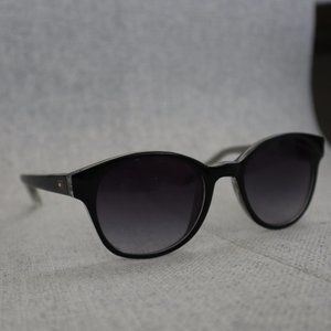 Tommy Hilfiger 145 Rayban Wayfarers Never Worn with Case Black Sunglasses